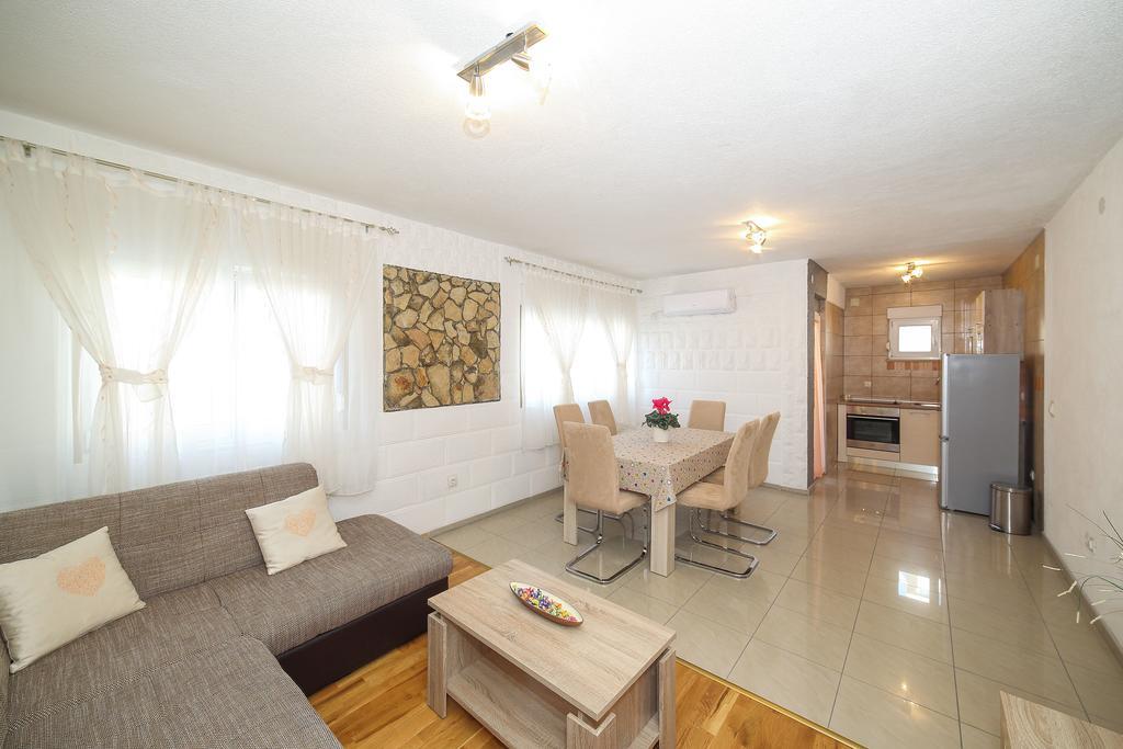 Apartment Rogosic Apartman *